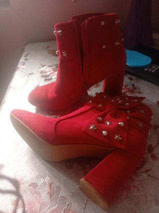 Botines de ante rojos con estrellas y perlas