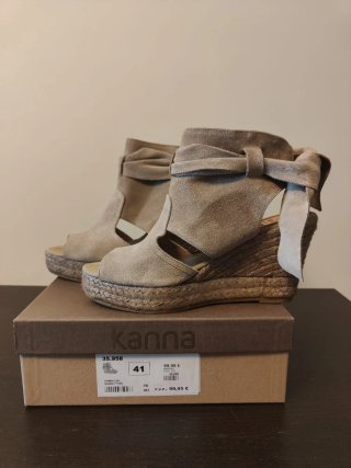 Sandalias Kanna cuña lazo beige talla 41