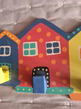 Perchero infantil casas colores. REGALO DONACION