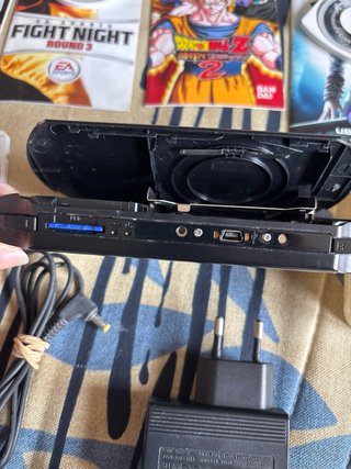 PSP 1004 Nero + 16 Giochi UMD