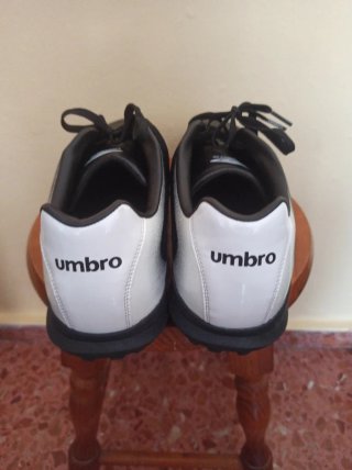 Botas Umbro césped artificial multitaco 48.5