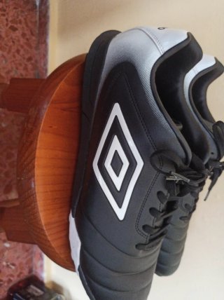 Botas Umbro césped artificial multitaco 48.5