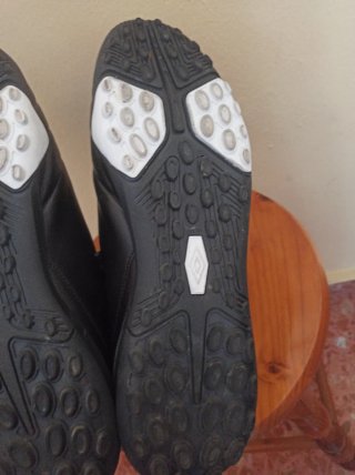 Botas Umbro césped artificial multitaco 48.5