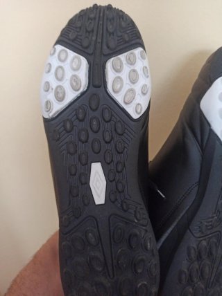 Botas Umbro césped artificial multitaco 48.5