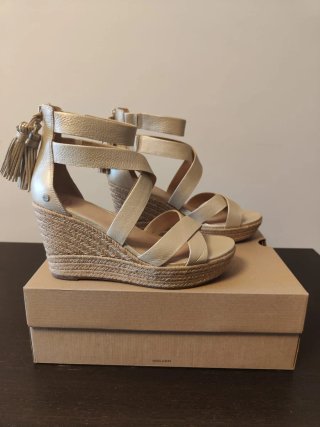 Sandalias UGG Talla 41 Doradas