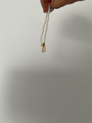 Pulsera casera con perlas y concha para adultos.