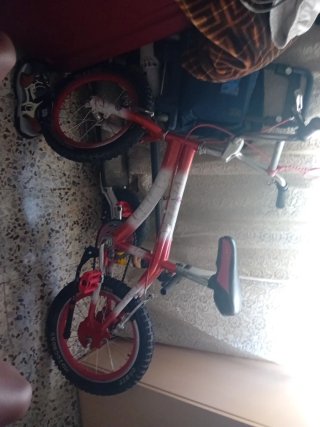 Bicicleta infantil azul y blanca