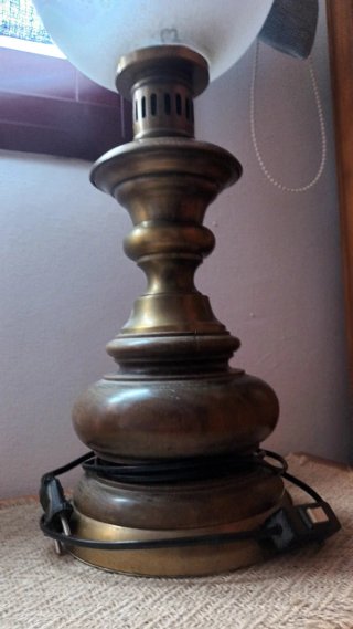 Lámparas de mesa doradas con pantalla