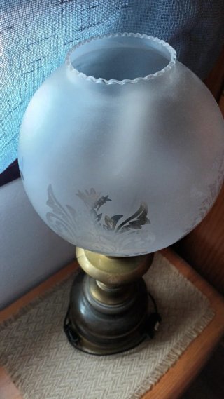 Lámparas de mesa doradas con pantalla