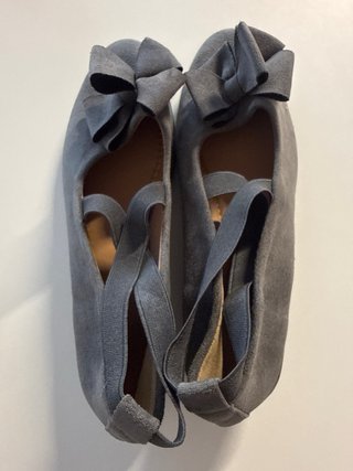 Scarpe ballerine grigie con fiocco