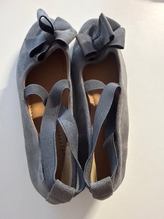 Scarpe ballerine grigie con fiocco