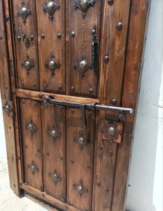 Puerta antigua de madera con herrajes