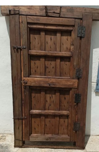 Puerta antigua de madera con herrajes