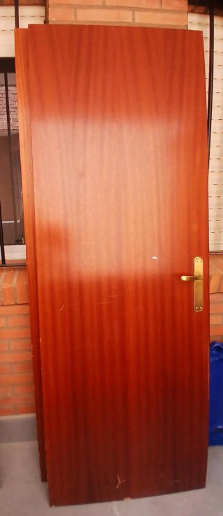 Puerta de madera con manilla dorada