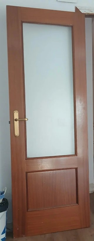 Puerta de madera con manilla dorada