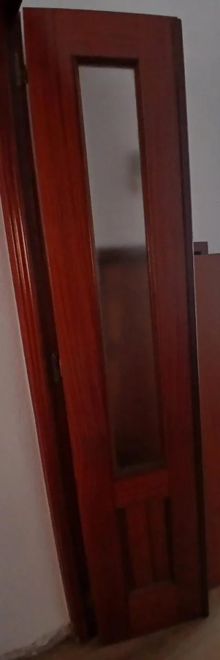 Puerta de madera con manilla dorada