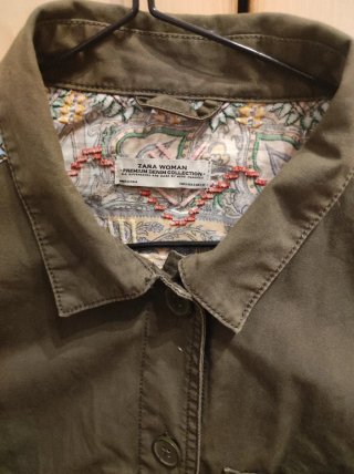 Chaqueta verde con espalda estampada