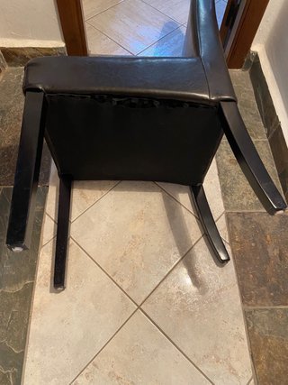 Cuatro sillas de comedor de cuero y madera