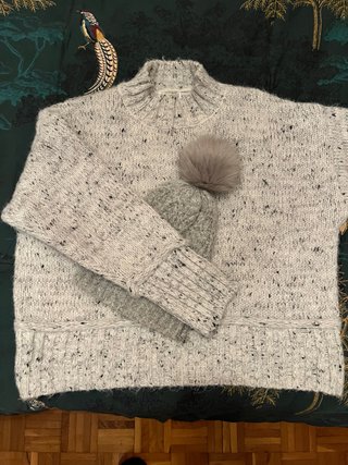 Jersey y gorro de lana gris
