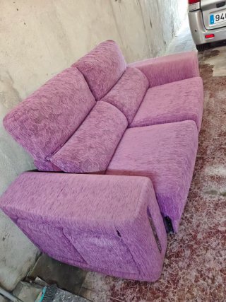 Sofá morado tela con detalles plateados