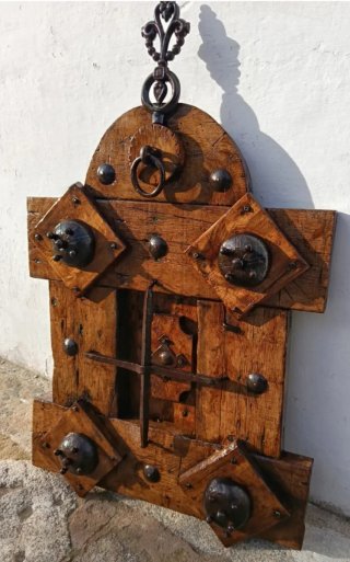 Reja de madera y forja antigua