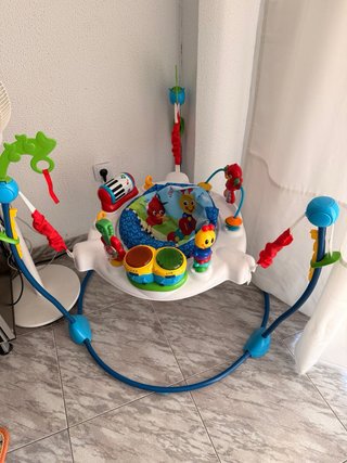 Saltador para bebé con música y juguetes