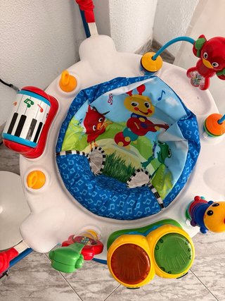Saltador para bebé con música y juguetes
