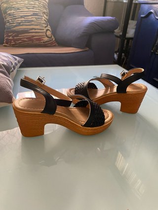 Sandalias de cuña negras y marrones