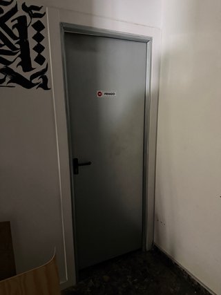 Puerta metálica gris
