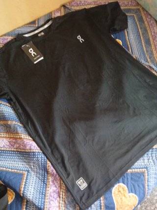 Conjunto esportivo de cortor negro. On Running