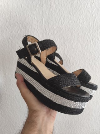 zapatos de piel mujer Talla 36 a 5€ regalo otro.