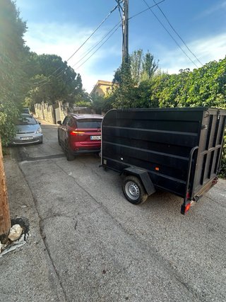 Remolque cerrado con rueda de repuesto