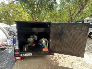Remolque cerrado con rueda de repuesto