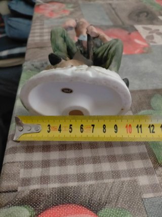 Figura de porcelana hombre sentado