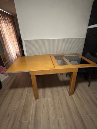 Mesa de madera con tapa de cristal extensible