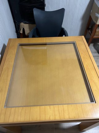 Mesa de madera con tapa de cristal extensible