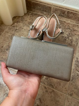 Sandalias plateadas y cartera a juego