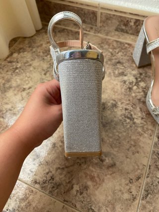 Sandalias plateadas y cartera a juego
