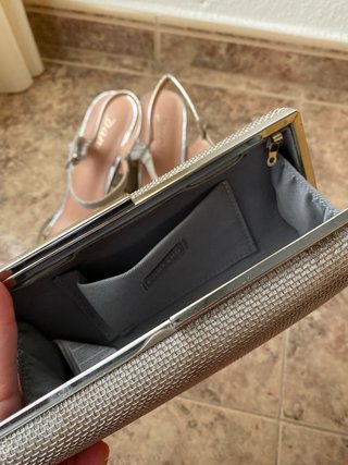 Sandalias plateadas y cartera a juego