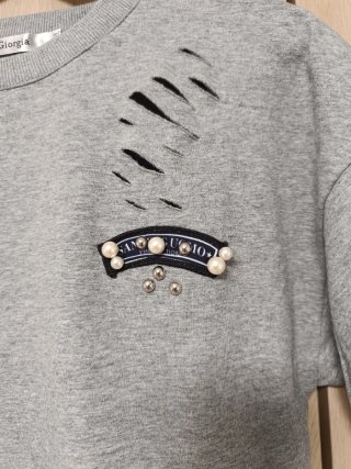 Sudadera Giorgi gris con perlas y cremallera