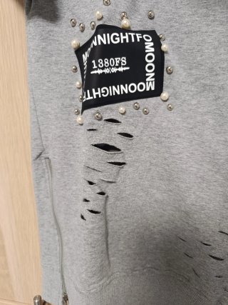Sudadera Giorgi gris con perlas y cremallera