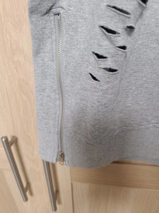 Sudadera Giorgi gris con perlas y cremallera