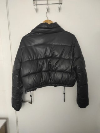 Chaqueta corta negra efecto piel