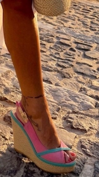 Sandalias de cuña rosa y verde