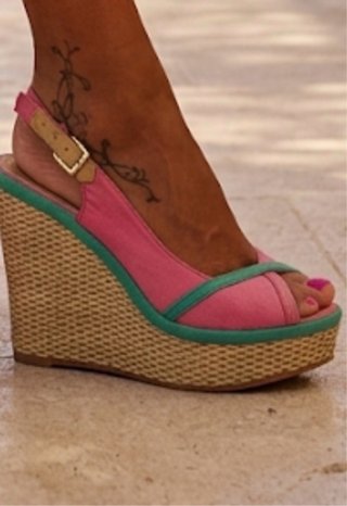Sandalias de cuña rosa y verde