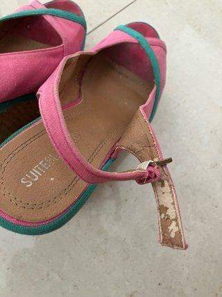 Sandalias de cuña rosa y verde