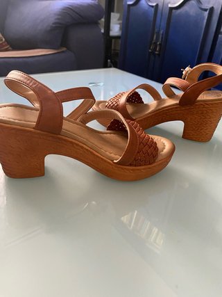 Sandalias de cuña marrones