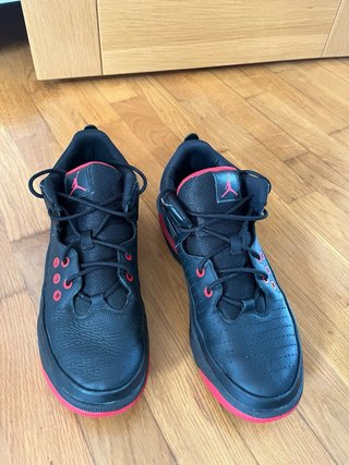Jordan Max Aura 5 Negro/Rojo Talla 43