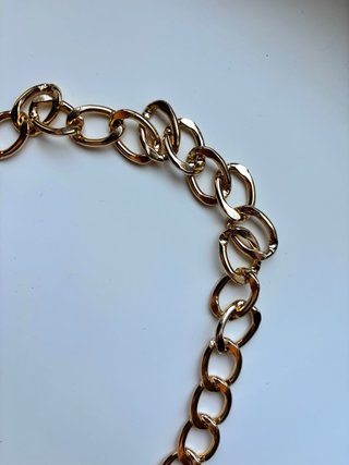 Bolso dorado con cadena