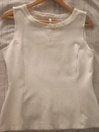 Top blanco elástico con detalle de rejilla